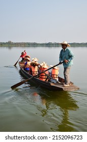 Guide Local People Paddle Wooden Boat Bring Thai And Foreign Travelers Trip Tour For Travel Visit At Kwan Phayao Lake And Large Swamp Freshwater And Public Park On April 30, 2011 In Phayao, Thailand