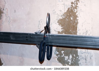 The guide profile on which the construction scissors hang.