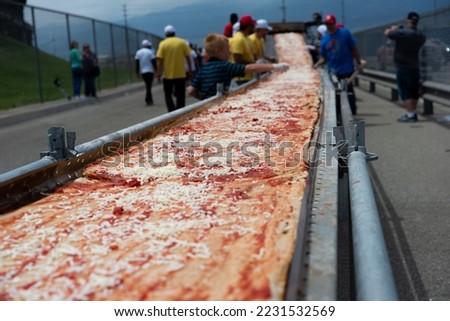 Guinness of Primate Pizza in Fontana, California! The longest pizza in the world.