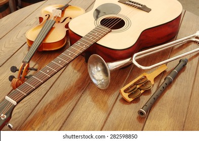 Gitarre, Trompete, Geige und Musikinstrumente