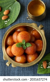 Gulab Jamun , Gulaab Jamun Golden Bowl Indian Sweets Food, Diwali Sweets Dussehra Sweet Mithai Deepavali, Pongal, Durga Pooja, Holi, Diwali Ganesha Navratri, Bengali Indian Festival Delhi India.