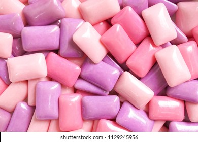 chicle. colorido fondo de confitería de gomas dulces en diferentes tonalidades de rosa y púrpura.