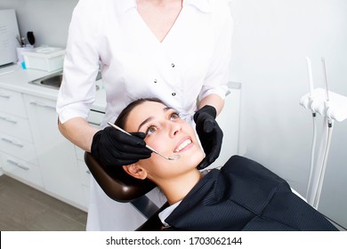 Zahnfleischbehandlung. Zahnarzt und Patient in der Zahnarztpraxis. Periodontologie. Neue Technologien in der Zahnmedizin. Zur Behandlung der periodontalen Erkrankung. Nichtchirurgische Periodontologie.