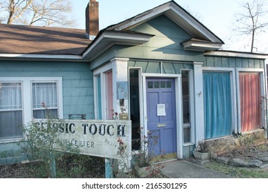 Guntersville, Alabama:  Locally-owned Classic Touch Hair Salon With Shutdown Sign On The Door For Not Following Coronavirus Guidelines January 30, 2022.