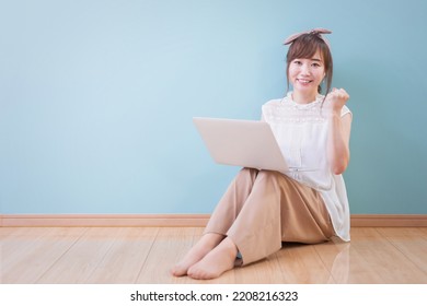 [Guts Pose] Asian Woman Doing Remote Work Using A Computer