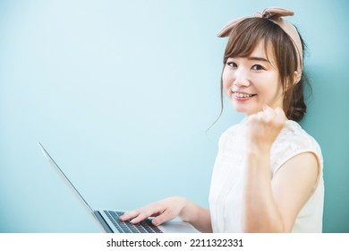 [Guts Pose] Asian Woman Doing Remote Work Using A Computer