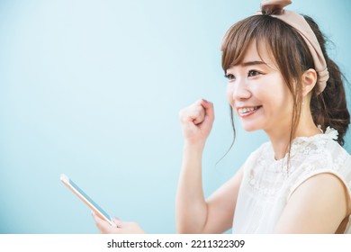 [Guts Pose] A Woman Doing Remote Work Using A Computer