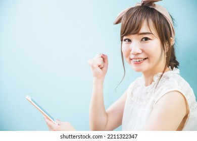 [Guts Pose] A Woman Doing Remote Work Using A Computer