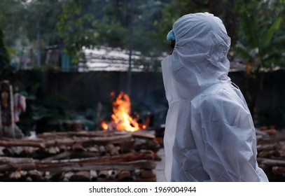 Guwahati, India. 02 May 2021. Municipality Worker With Family Members Wearing PPE Kit  Performing Last Rites Of A Person, Who Died From COVID-10 Coronavirus Disease In Guwahati.