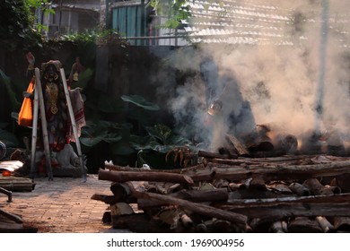 Guwahati, India. 02 May 2021. Municipality Worker With Family Members Wearing PPE Kit  Performing Last Rites Of A Person, Who Died From COVID-10 Coronavirus Disease In Guwahati.