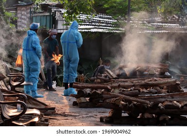 Guwahati, India. 02 May 2021. Municipality Worker With Family Members Wearing PPE Kit  Performing Last Rites Of A Person, Who Died From COVID-10 Coronavirus Disease In Guwahati.