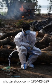 Guwahati, India. 25 April 2021. Municipality Worker Wearing PPE Kit  At A Crematorium To Burn A Dead Body, Who Died Of COVID-10 Coronavirus In Guwahati.