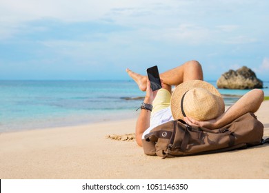 Guy mit Smartphone am Strand