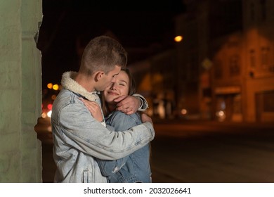 夜 キス 街「」の写真素材、画像、写真  Shutterstock