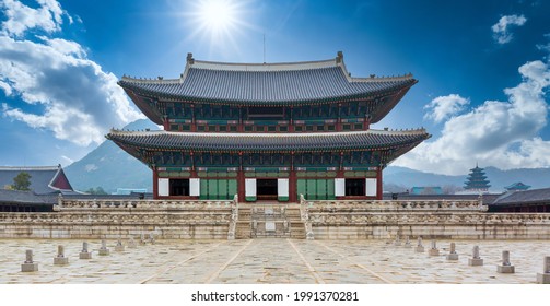 Gyeongbok palace in Seoul City, Gyeongbokgung palace landmark of Seoul, South Korea, Korean wooden traditional house in Gyeongbokgung the main royal palace of Joseon dynasty.
