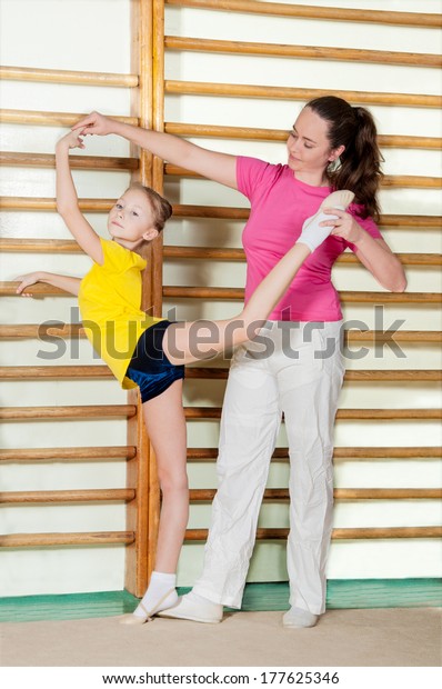 Tall girl teaches boy how to workout
