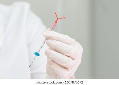 Gynäkologe, der ein IUD-Geburtskontrollgerät besitzt