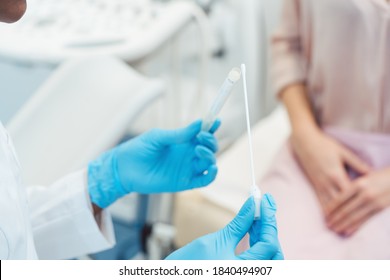 Gynäkologe, der den vaginalen Tupfer auf STD testet, Nahaufnahme