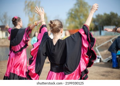 Gypsy Dances In Bright Dresses. Girls Dance On Street Spanish Dance. Bright Fabric. Dance Moves.