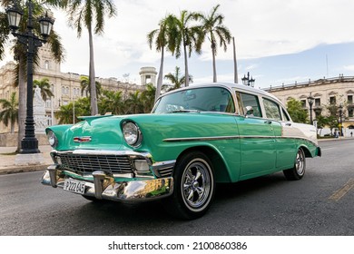 HABANA, CUBA - Jul 03, 2021: An Old Vintage American Car From The 50s Rolling Through The Streets Of Havana, Cuba