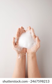 The habit of washing hands thoroughly with soap and foam for hygiene purposes.