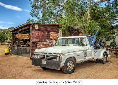 HACKBERRY, ARIZONA, USA - MAY 19, 2016 : Vintage Ford Tow Truck Left Abandoned Near The Hackberry General Store. Hackberry General Store Is A Famous Stop On The Historic Route 66.