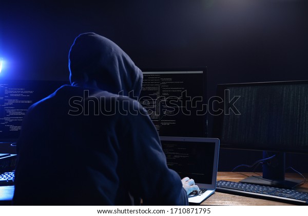 暗い部屋でコンピュータを持つハッカー サイバー犯罪 の写真素材 今すぐ編集 暗い部屋でコンピュータを持つハッカー サイバー犯罪 の写真素材 今すぐ編集