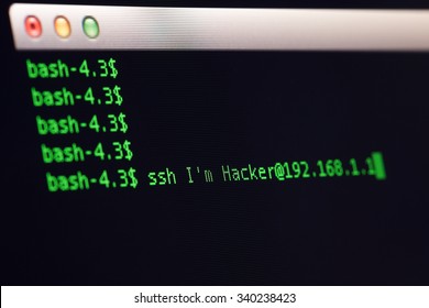 Unix Bashは 黒い背景にシェルの緑色を使用してアプリケーションをインストールします 写真素材 Shutterstock