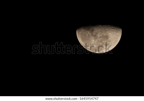 Haft moon. / First quarter moon. /\
The Waxing Gibbous Moon. / The Moon seen from\
Thailand.