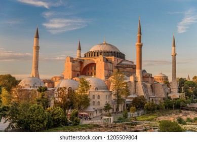 アヤソフィアまたはアヤソフヤ（トルコ語）、イスタンブール、トルコ語。旧ギリシャ正教のキリスト教の家父長制大聖堂で、後にオスマン帝国のモスク、現在は博物館です。七不思議の一つ。