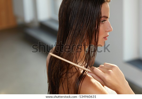 ヘアケア 健康的な真っ直ぐな茶色の髪を洗った後の美しい女の子の接写 若い女性が木のくしで長く濡れた髪を磨く 健康と美のコンセプト 高解像度画像 の写真素材 今すぐ編集