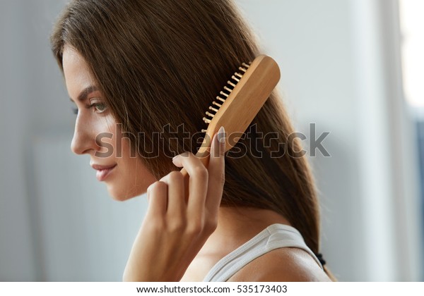 ヘアケア 毛筆で髪を磨く美しい女性の接写 セクシーな女性のポートレートで 長くまっすぐな健康な髪を毛筆で磨きます 健康と美のコンセプト 高解像度画像 の写真素材 今すぐ編集