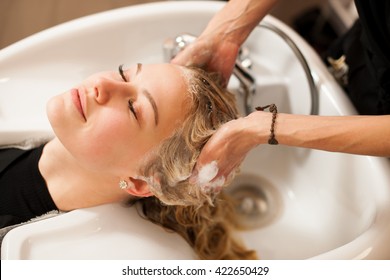 Treppenliste am Arbeitsplatz - Frisör vor Friseur-Friseur waschen