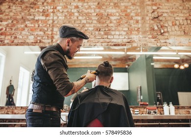 9,355 Man getting haircut Images, Stock Photos & Vectors | Shutterstock