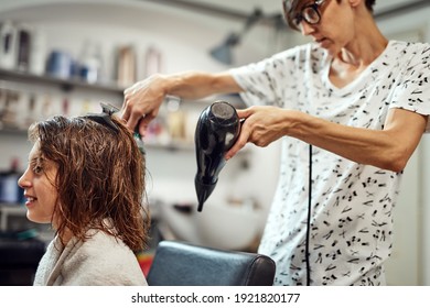 Hairdresser cutting hair in a salon.