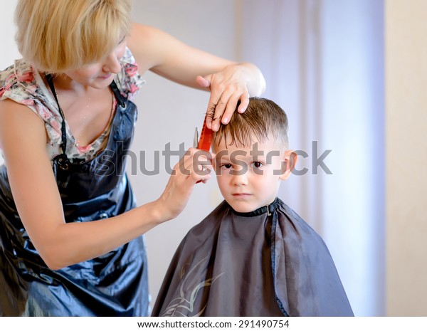 Hairdresser Cutting Little Boys Hair Into Stockfoto Jetzt