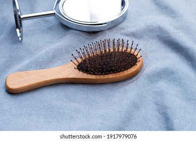 Hairs loss fall in comb