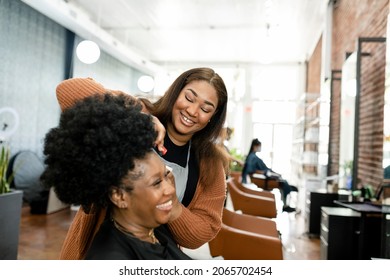 Hairstylist trimming the customer39;s hair at a beauty salon