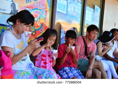 Haleiwa, HI, USA August 1 An Asian Family Enjoys Snack Time  At A Shave Ice Stand In Haleiwa, Hawaii 