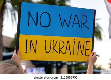 Hallandale, Florida, USA. February 24th 2022. Miami: Ukraine War Protest. Protest against Russian invasion of Ukraine. Some Ukraine Anti War sings and banners.