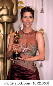 Halle Berry Holding Her Oscar At The Academy Awards, LA, CA 3/24/2002