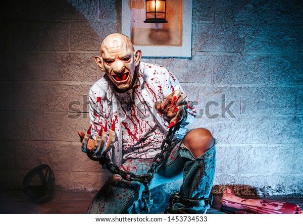 Halloween Costume Man Chained Blood Knife Arkivfoto Rediger Na 1453734533