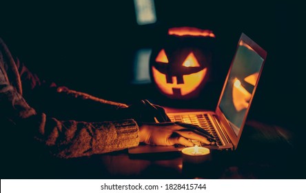 Halloween Abend am Computer. Frauen sprechen über das Fest von Halloween im Internet. Zeitkonzept für eine Koronavirus-Pandemie. Langsame Tiefen von Feld und Lärm.