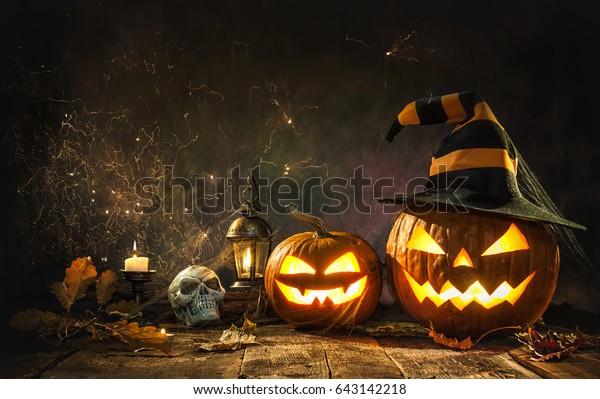 Linterna de calabaza de Halloween con velas en llamas