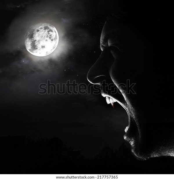 ハロウィーンの吸血鬼の背景に吸血鬼が 満月の前で夜に叫んでいる の写真素材 今すぐ編集