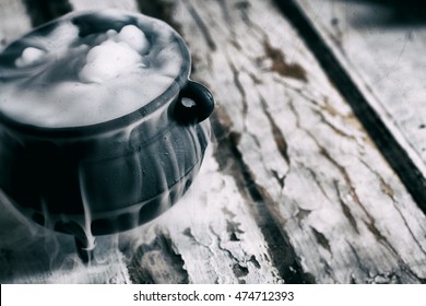 Halloween: Witch's Cauldron Bubbles Over