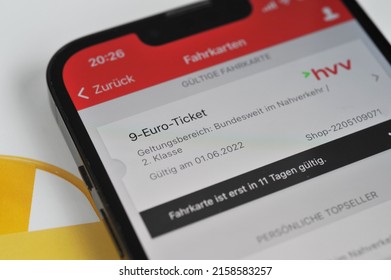 Hamburg, Deutschland - 21. Mai 2022: Deutschlands 9-Euro-Ticket auf einem Smartphone unscharf - das Ticket ist Teil eines Maßnahmenpakets, das die Verbraucher vor dem steigenden Energiepreis schützen soll
