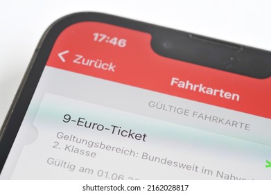 Hamburg, Deutschland - 30. Mai 2022: Deutschlands 9-Euro-Ticket auf einem Smartphone unscharf - das Ticket ist Teil eines Maßnahmenpakets, das die Verbraucher vor dem steigenden Energiepreis schützen soll
