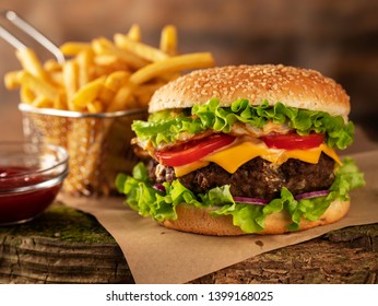 
Гамбургер и жареный картофель на деревянном столе