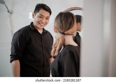 Hamil, Sragen, Indonesia, 25 Juni 2022 : A Man Is Smiling In Front Of His Girlfriend